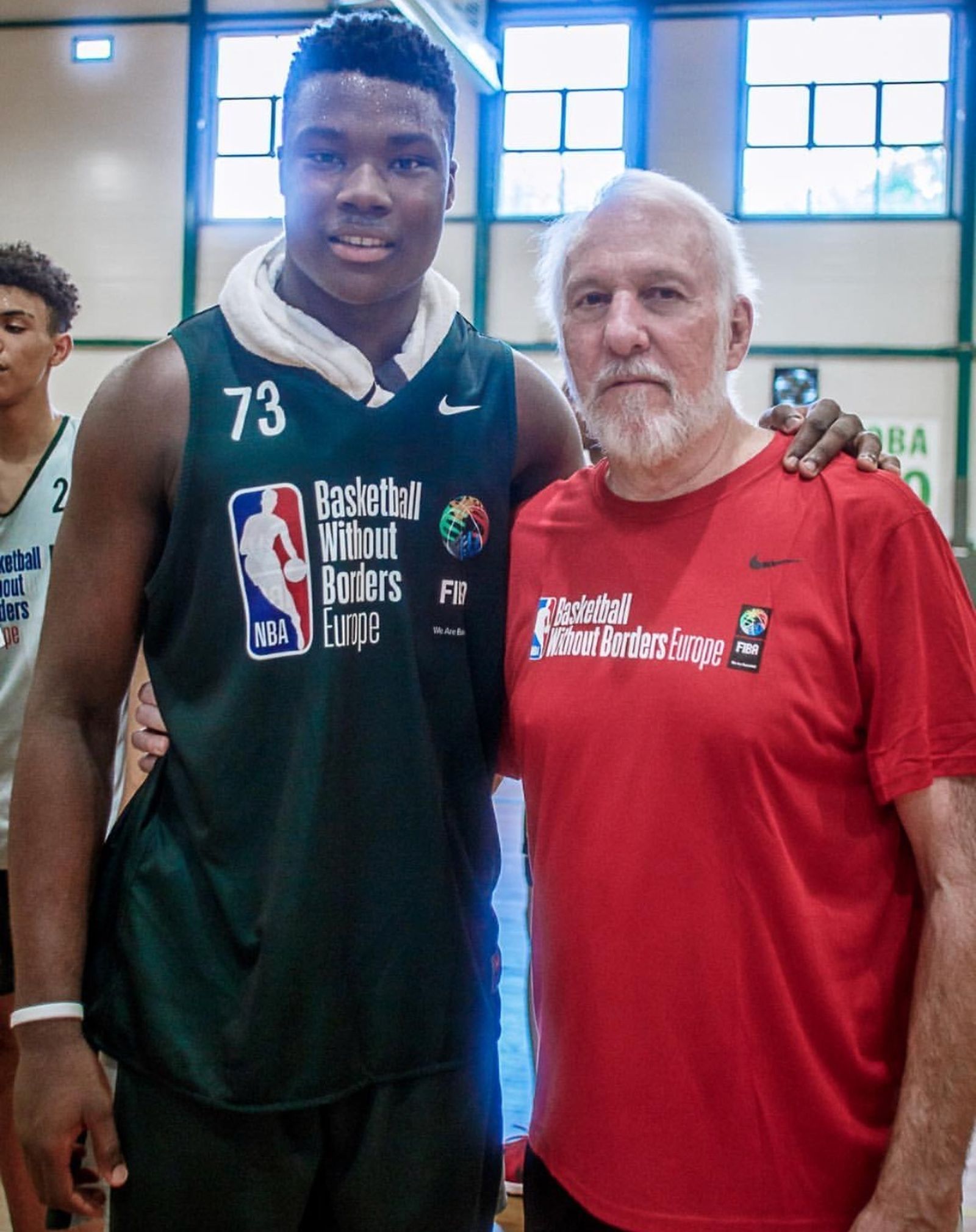 Gody Dike, con Gregg Popovich.