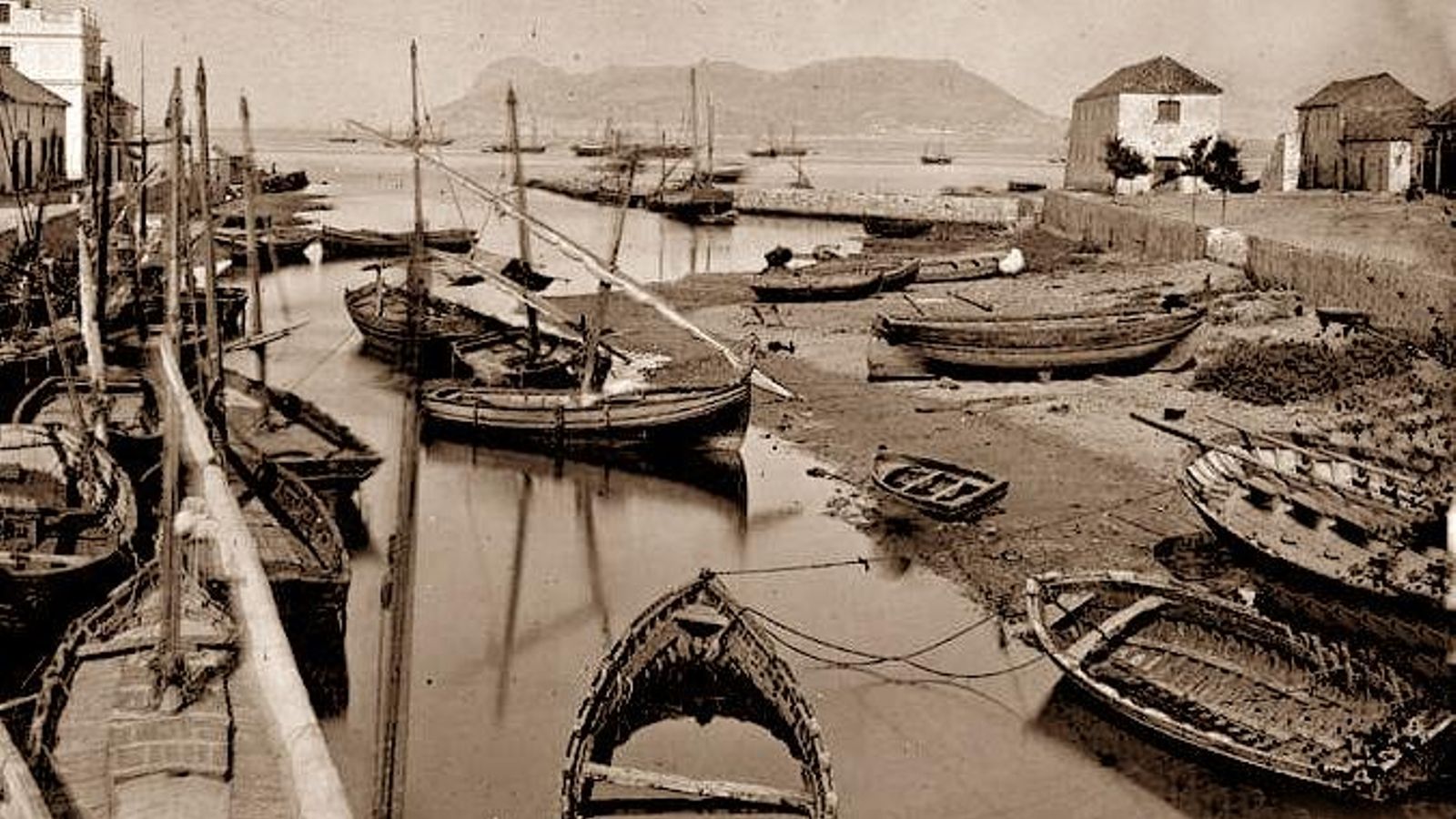 El curso bajo del río de la Miel en el año 1879. Véase la colmatación de tierras provocadas por las riadas invernales. El curso bajo del río de la Miel en el año 1879. Véase la colmatación de tierras provocadas por las riadas invernales.