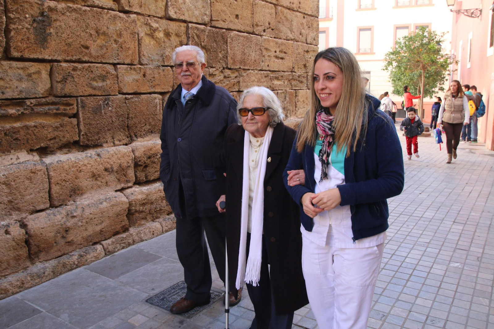 Una trabajadora de Ayuda a Domicilio acompaña a una usuaria a su boda