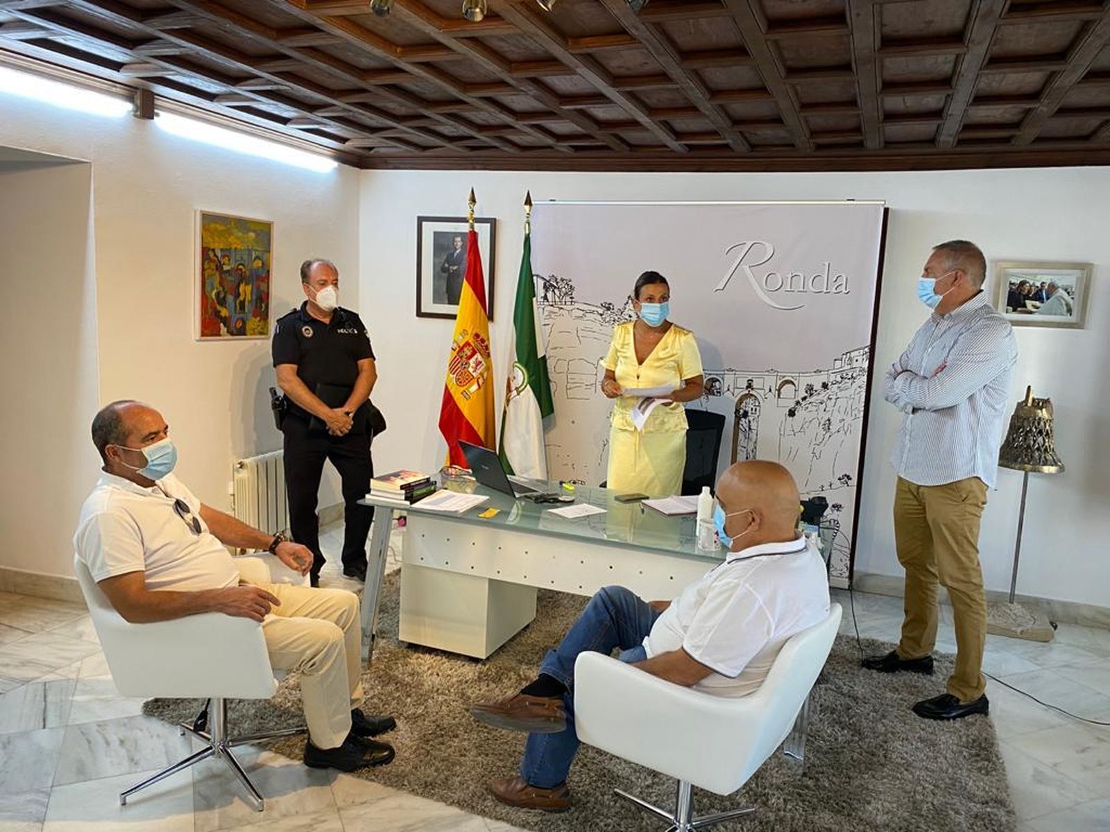 Reunión de la alcaldesa con diferentes responsables municipales.