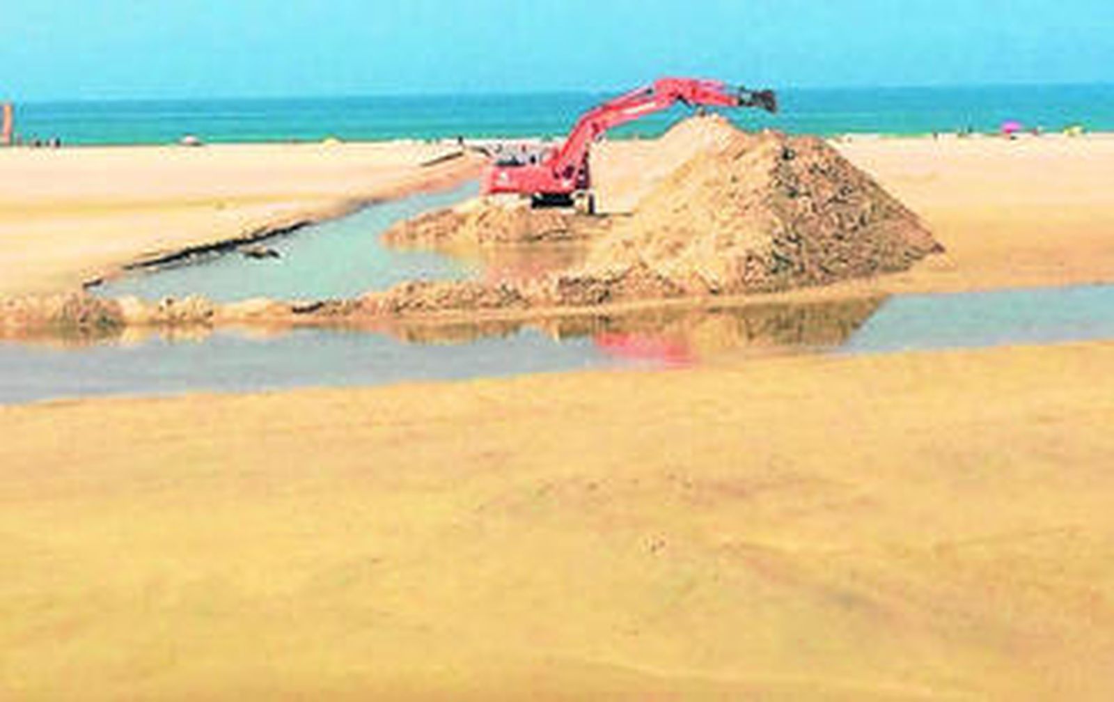 Una excavadora, trabajando ayer en la desembocadura del río.