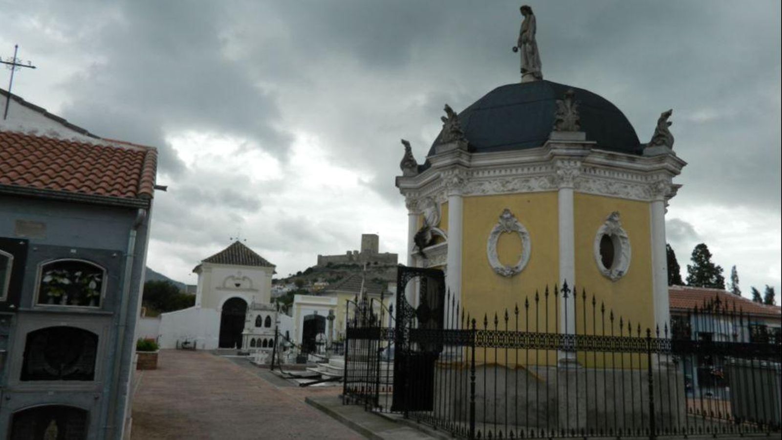 Imagen de los panteones del cementerio. Imagen de los panteones del cementerio.