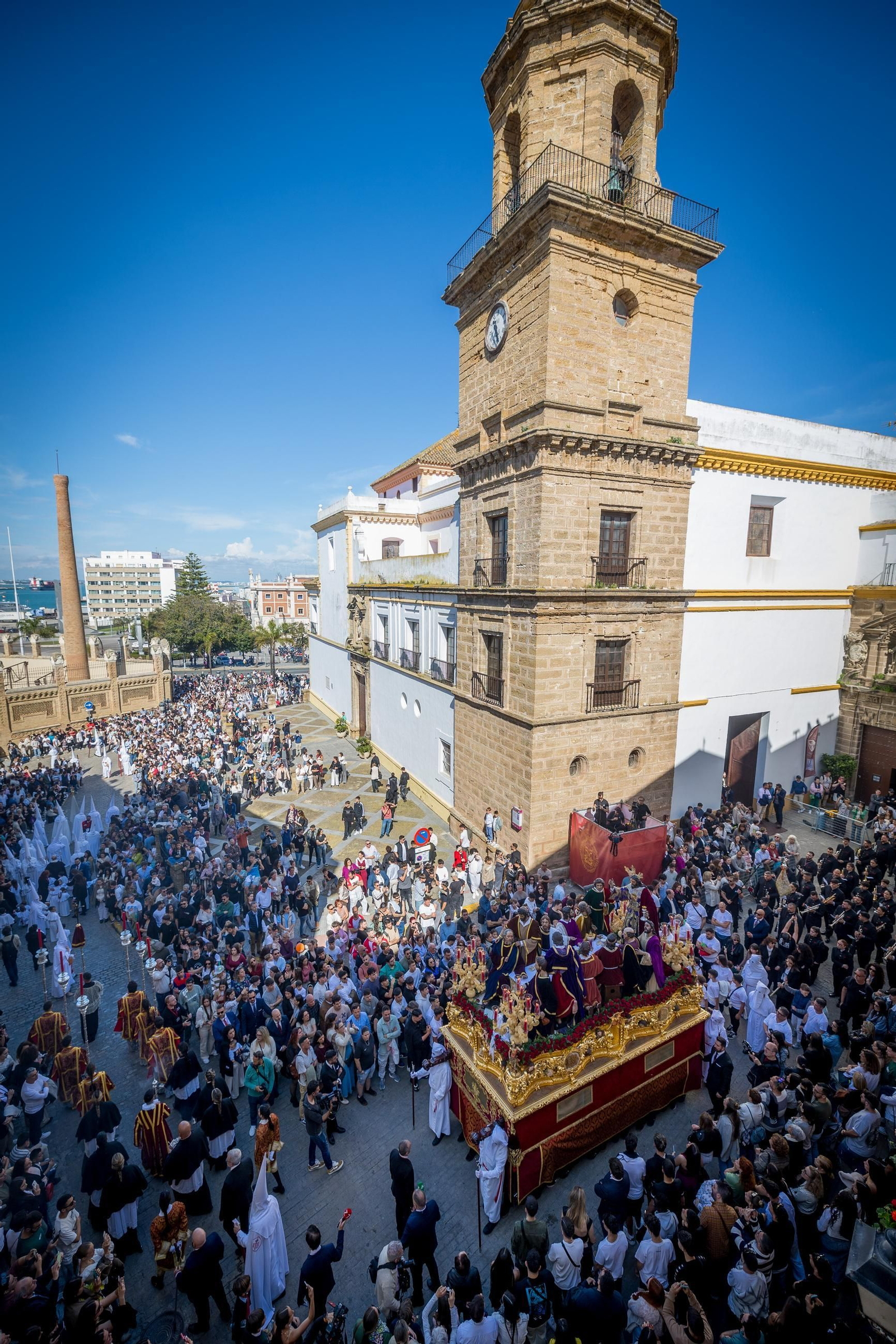 Imágenes de la salida de la Sagrada Cena en la Semana Santa de Cádiz 2025