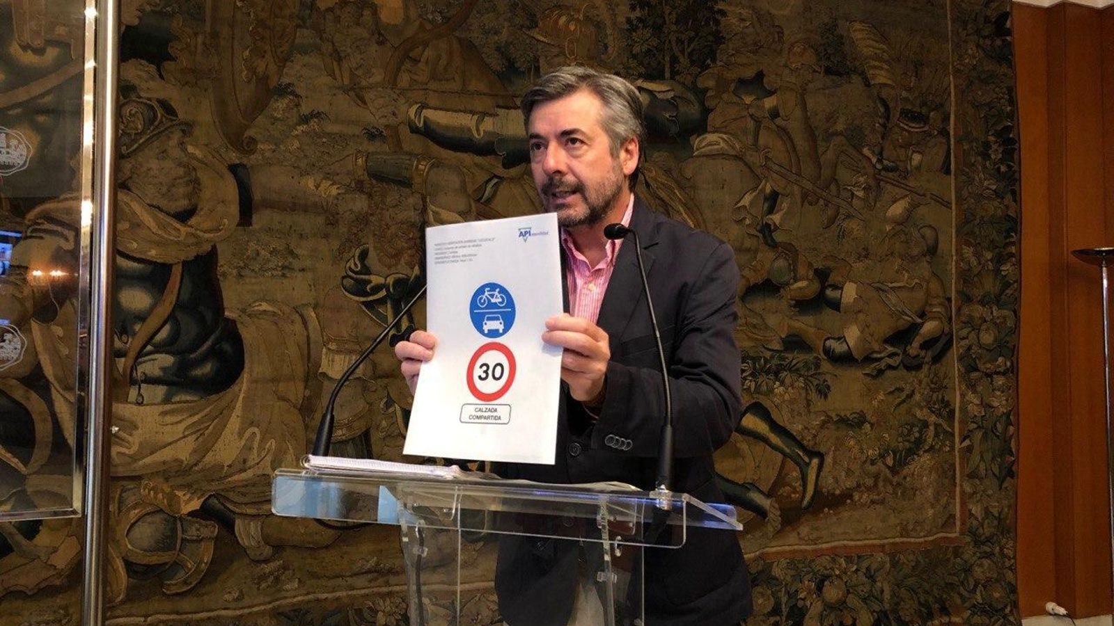 Miguel Ángel Torrico muestra una de las señalizaciones viarias que se van a instalar.