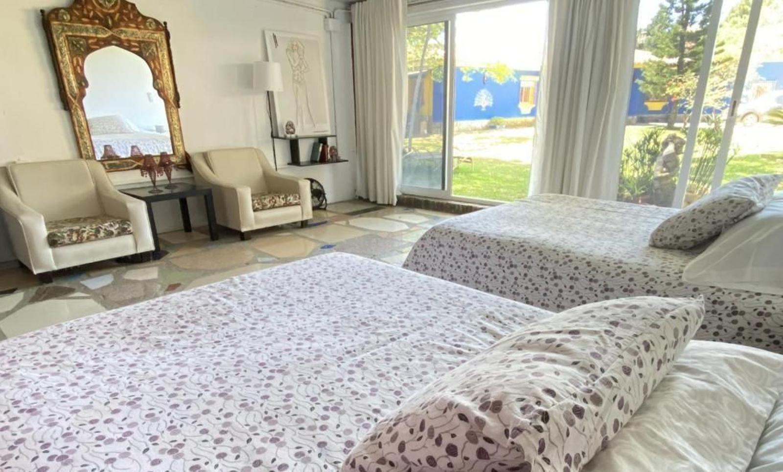 Una de las habitaciones de la casa de María Jiménez con acceso al jardín