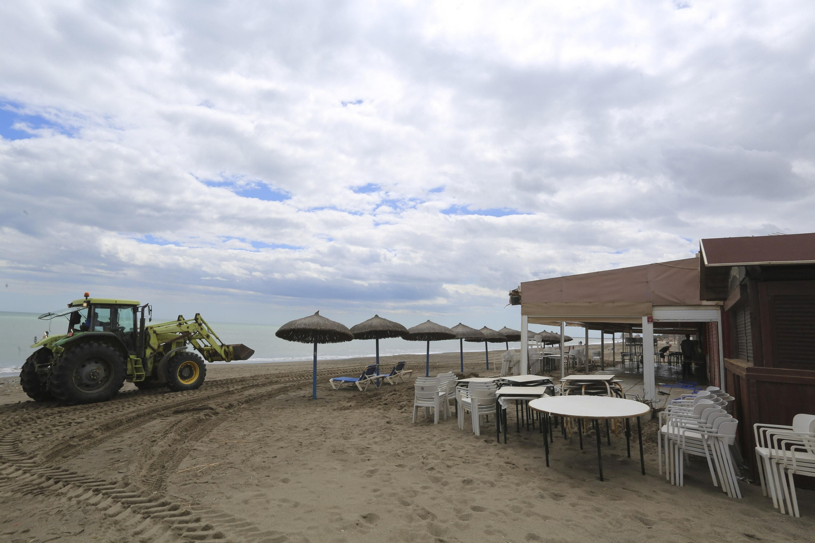 Las fotos de los trabajos en los paseos marítimos y chiringuitos de Málaga para paliar los efectos del temporal