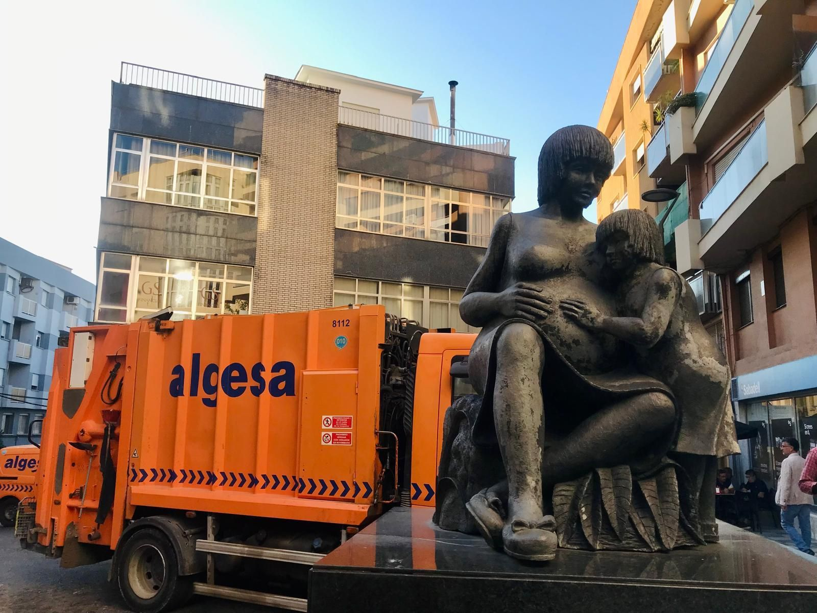 Vehículos de Algesa junto al monumento a la Madre, en Algeciras.