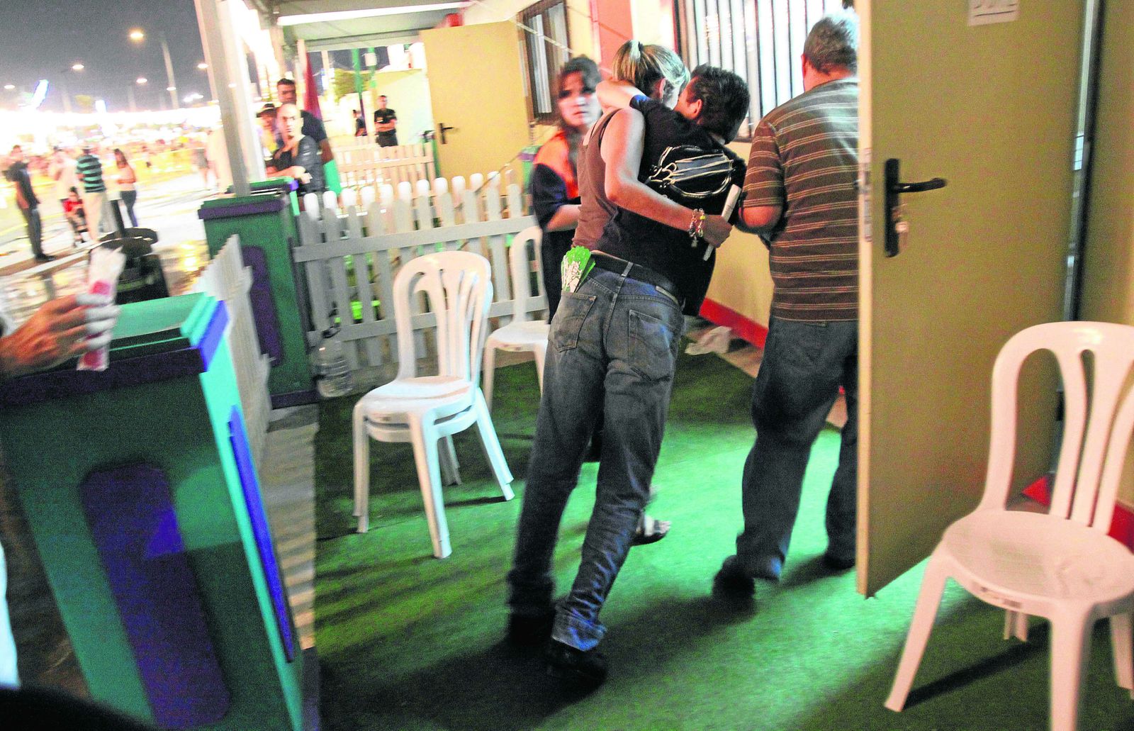 Dos personas acuden a la caseta sanitaria. Imagen de archivo