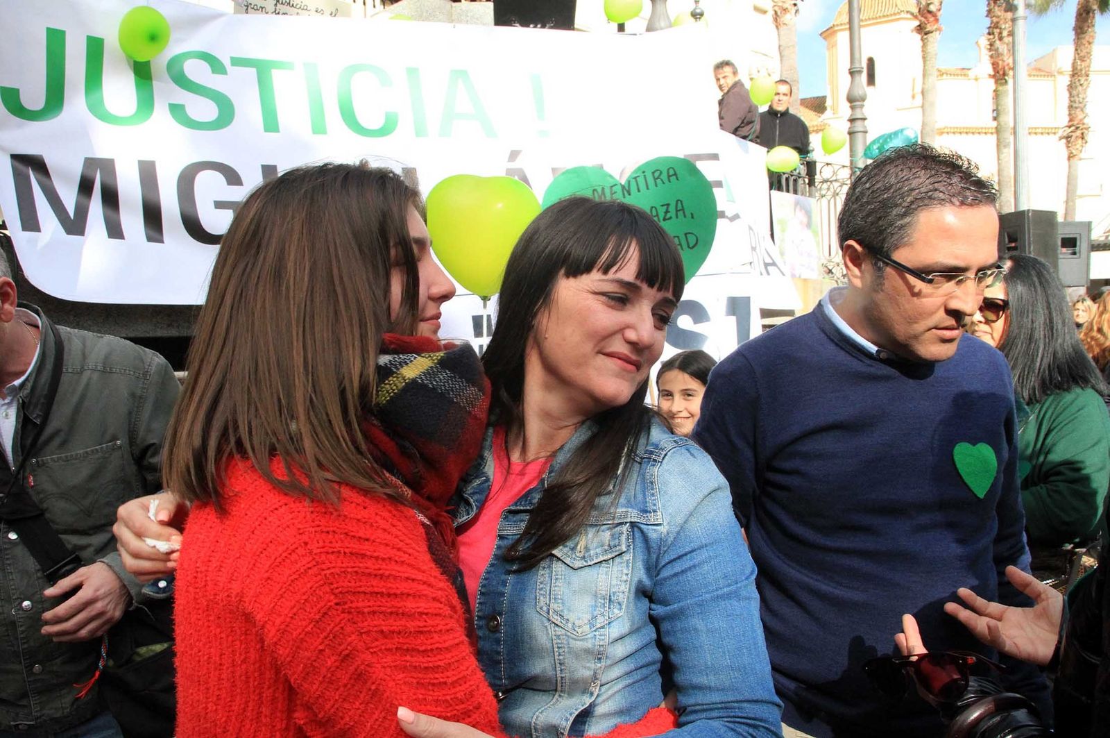Imágenes de la concentración en la Plaza de las Monjas pidiendo justicia para las víctimas del doble crimen de Almonte