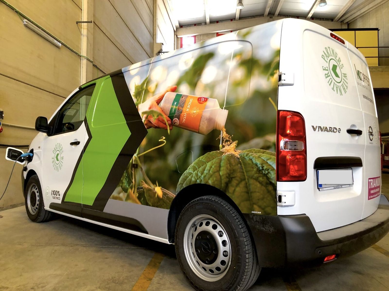 Nueva furgoneta 100% eléctrica de Koppert para el reparto diario en Almería y Granada.