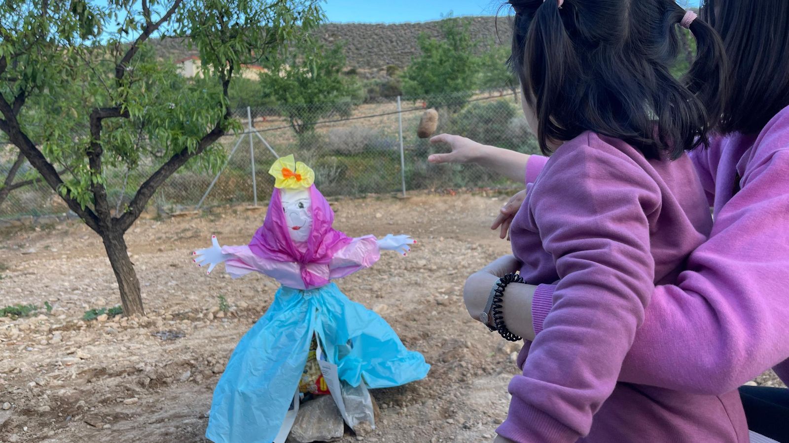 Una niña apedrea a la "Vieja" en Turre.