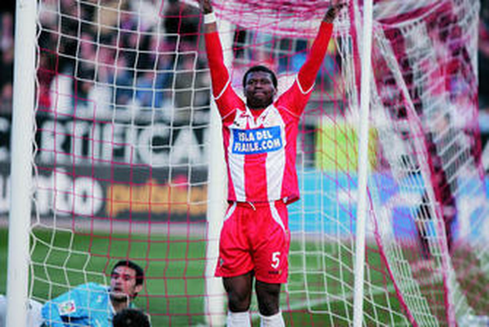 Kalu Uche celebra el gol de la igualada tras otro soberbio testarazo.