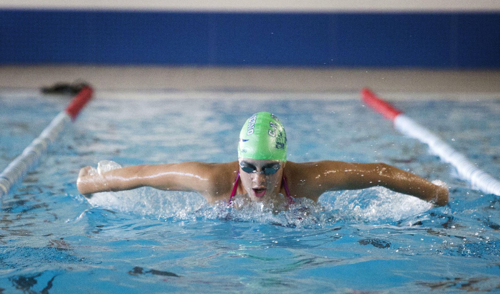 Alba Vázquez, durante un entrenamiento en la piscina del Andrés Estrada.