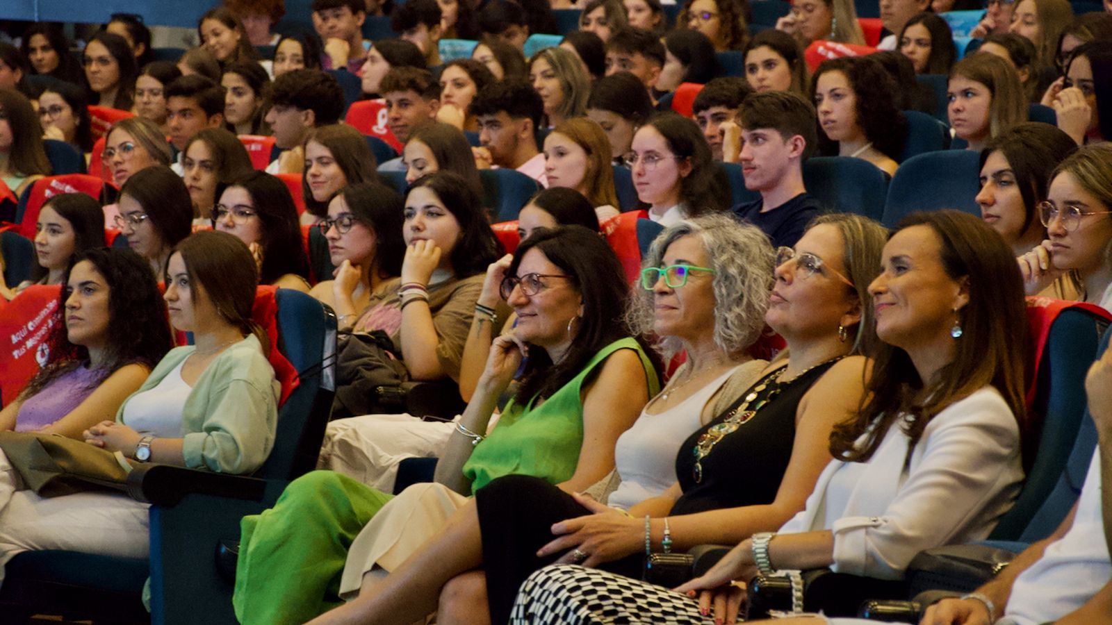 Entre el público, María Antonia Peña y Ángela Sierra.