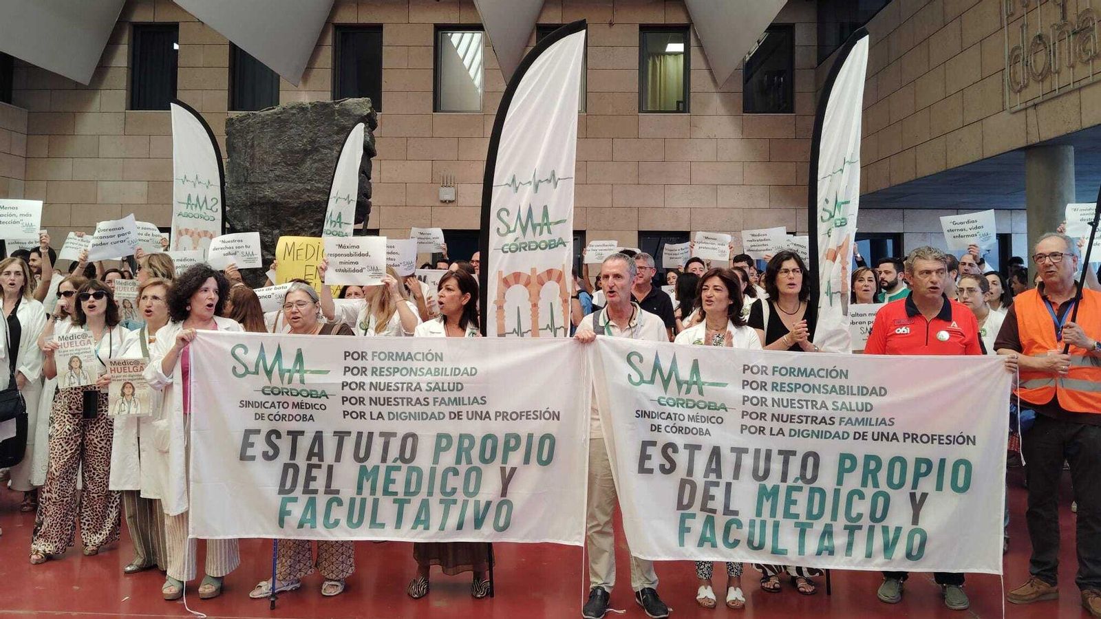 Algunos de los médicos que han secundado la huelga en Córdoba.