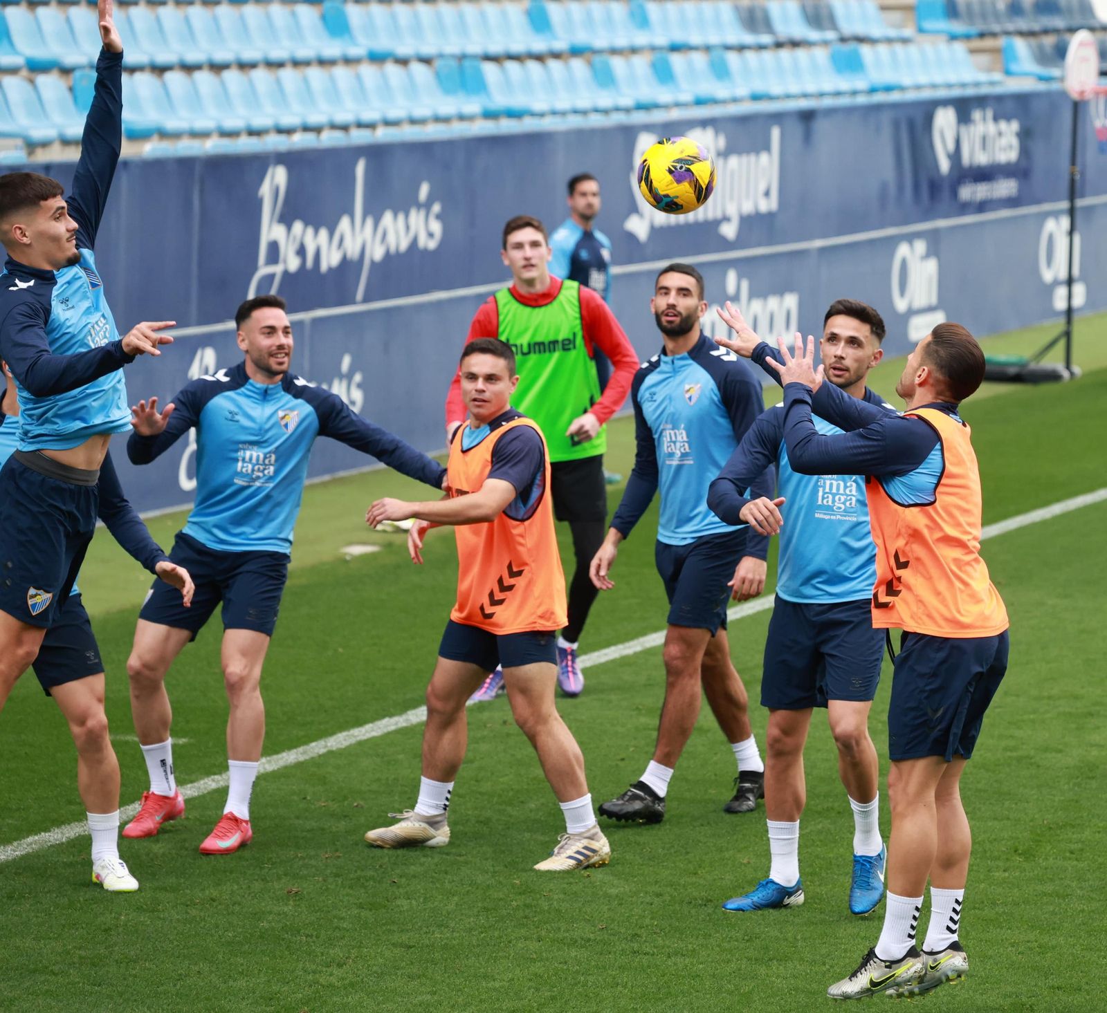 El Málaga CF se divierte con baloncesto en La Rosaleda antes de medirse al Racing de Ferrol