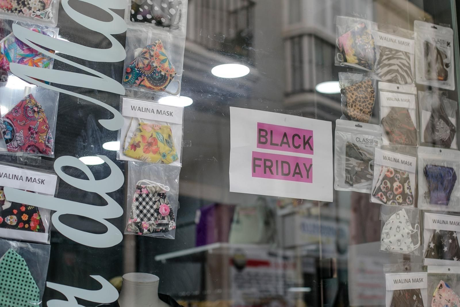 Mascarillas que se venden en un comercio.