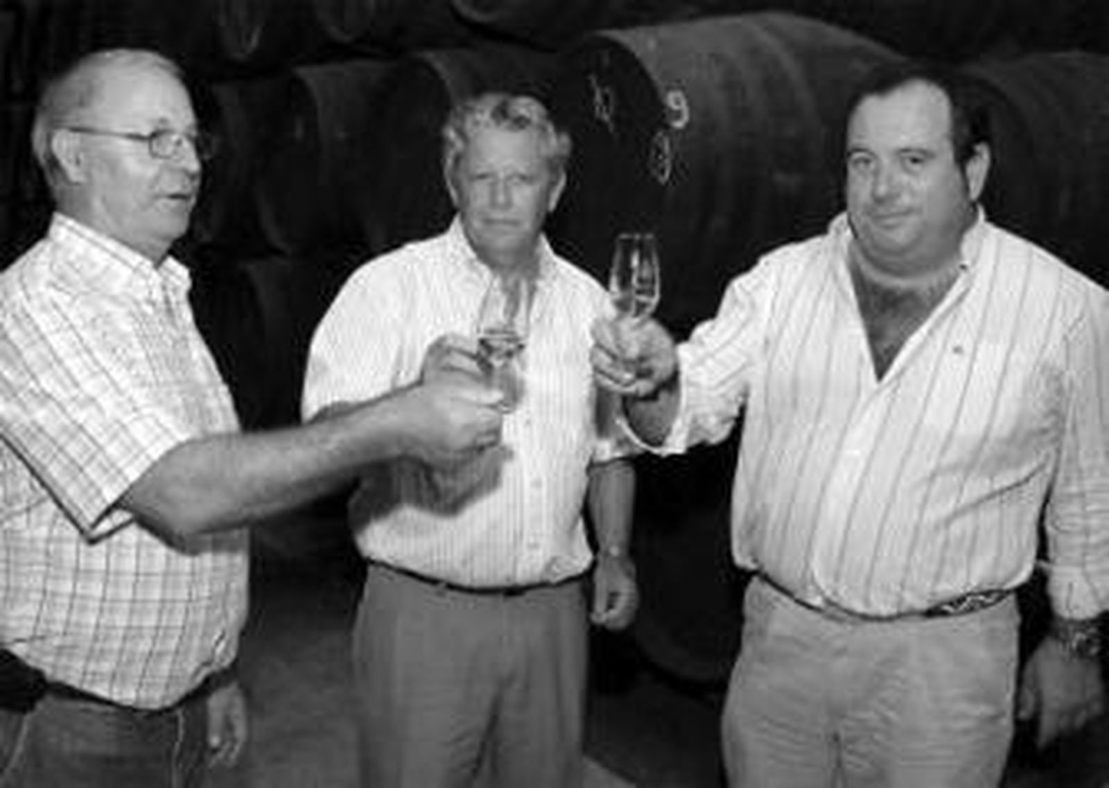 Marín y Lechuga brindan con Manzano en la Cooperativa.