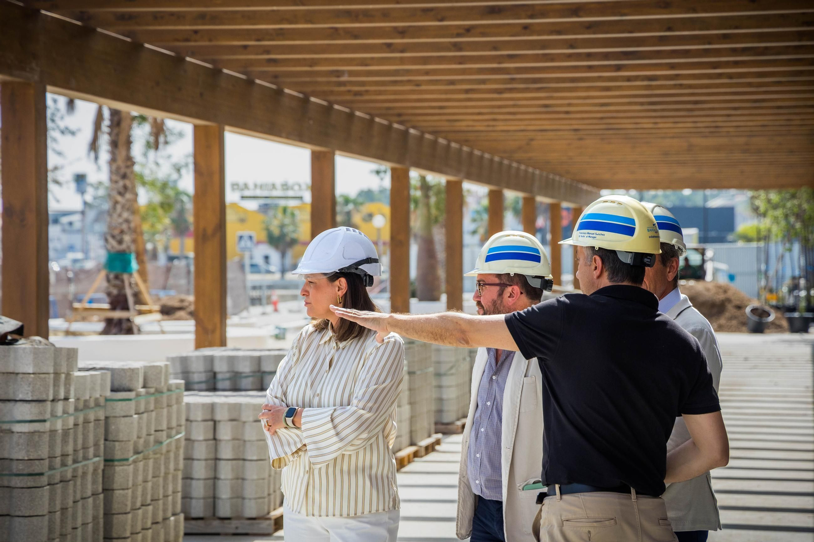 La alcaldesa de San Fernando, Patricia Cavada, junto al director de operaciones de Castellana, Julio García, visitan las obras de ampliación del paseo marítimo, que concluirá en cuatro semanas La alcaldesa de San Fernando, Patricia Cavada, junto al director de operaciones de Castellana, Julio García, visitan las obras de ampliación del paseo marítimo, que concluirá en cuatro semanas
