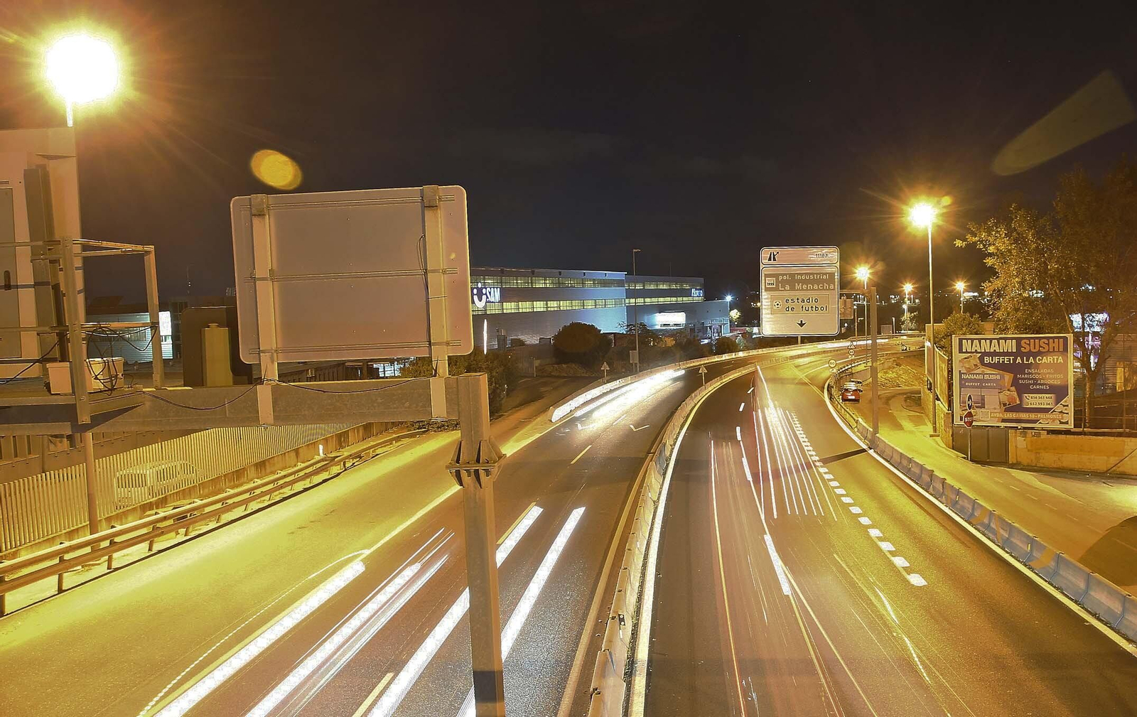 El camión accidentado en el acceso norte de Algeciras, en imágenes