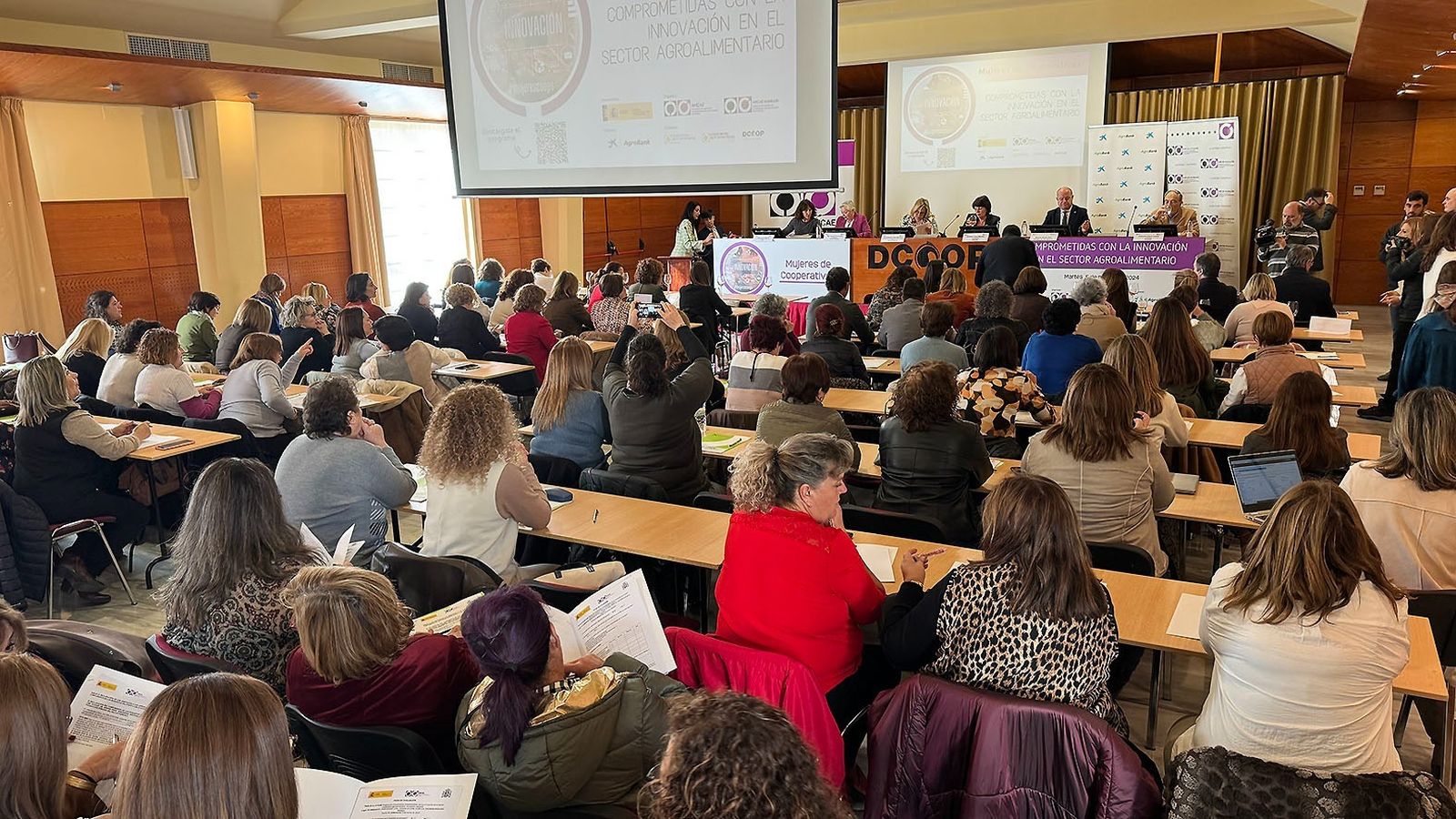 Reunión en la sede de DCOOP.