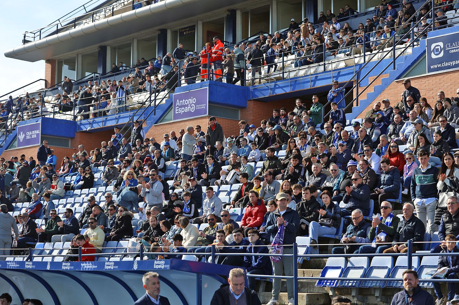Búscate en las gradas del Nuevo Colombino en el Recre-Yeclano
