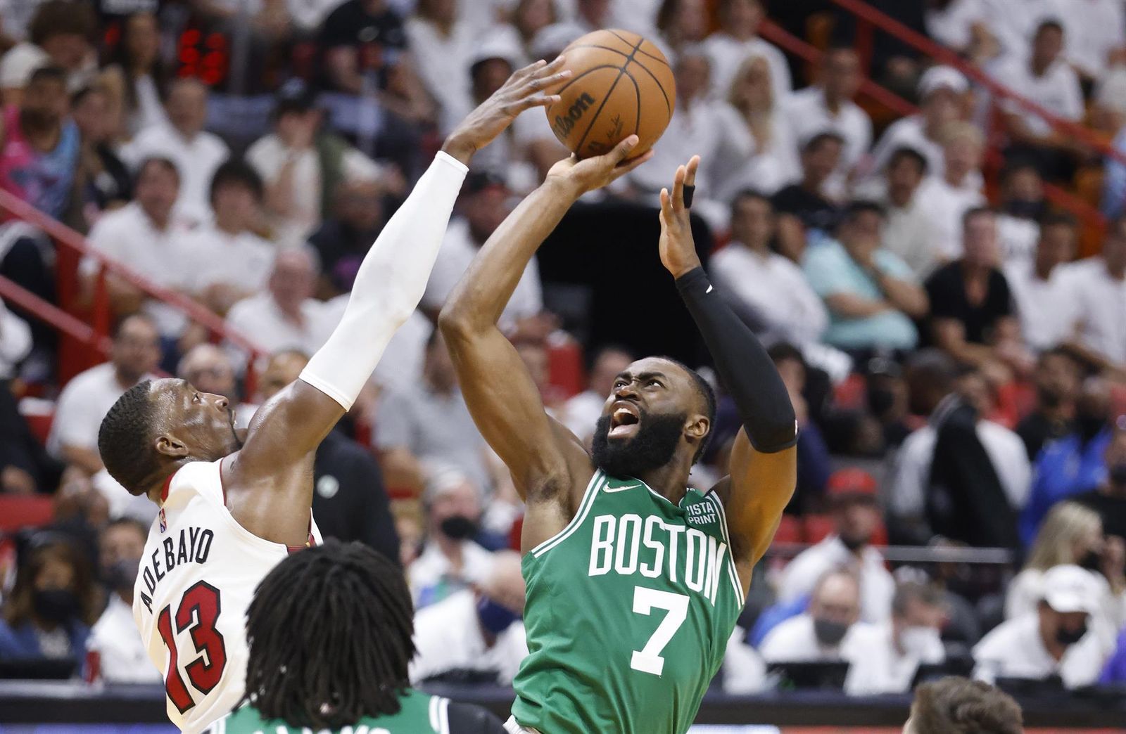 El centro de Miami Heat, Bam Adebayo (i), defiende al delantero de los Boston Celtics, Jalen Brown (d)