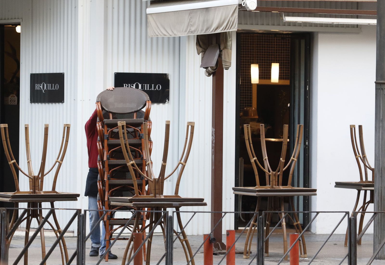 La primera tarde de cierre de bares y comercio en Córdoba, en fotografías