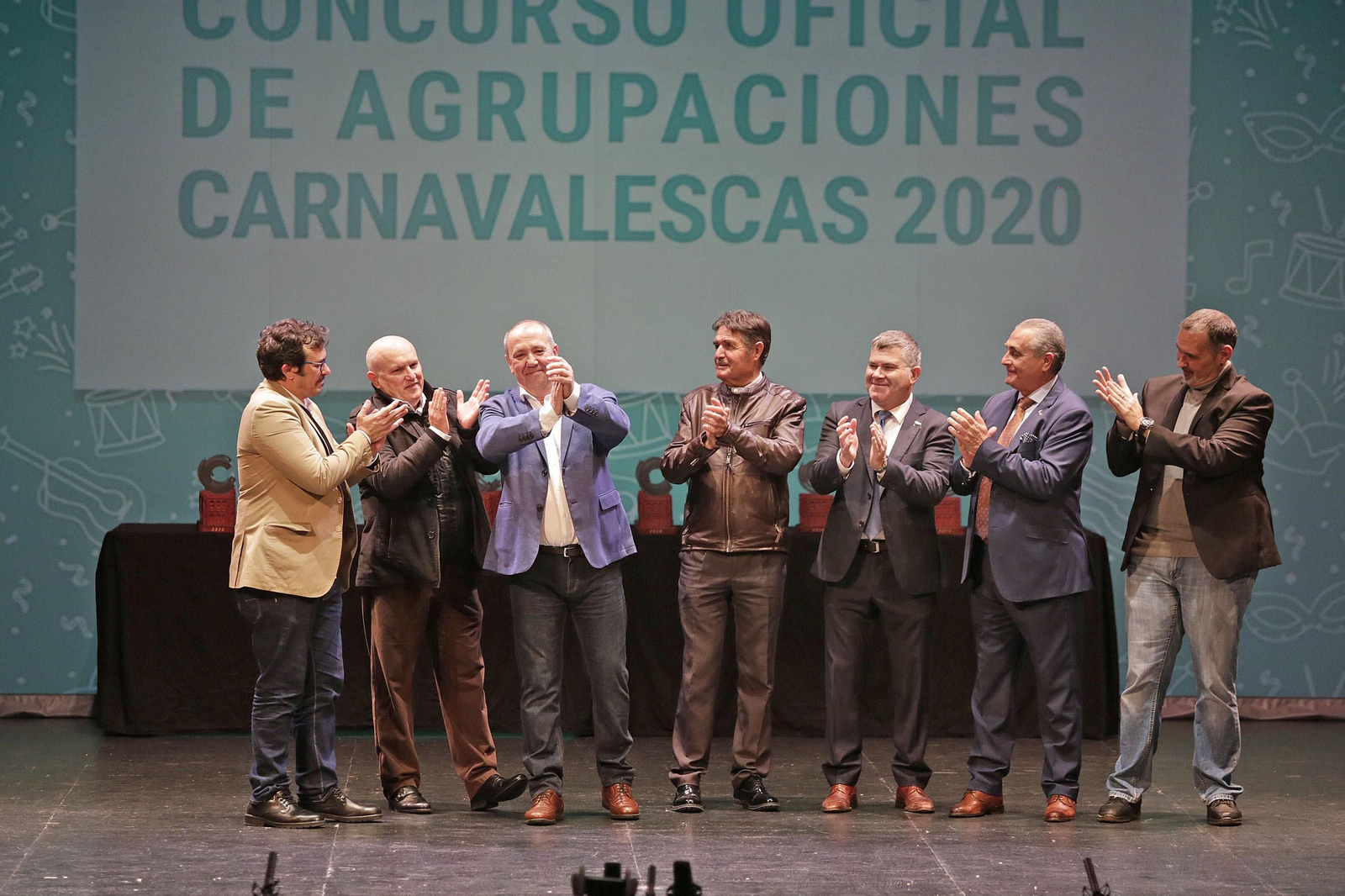 Imágenes de la entrega de los antifaces de oro en el Gran Teatro Falla