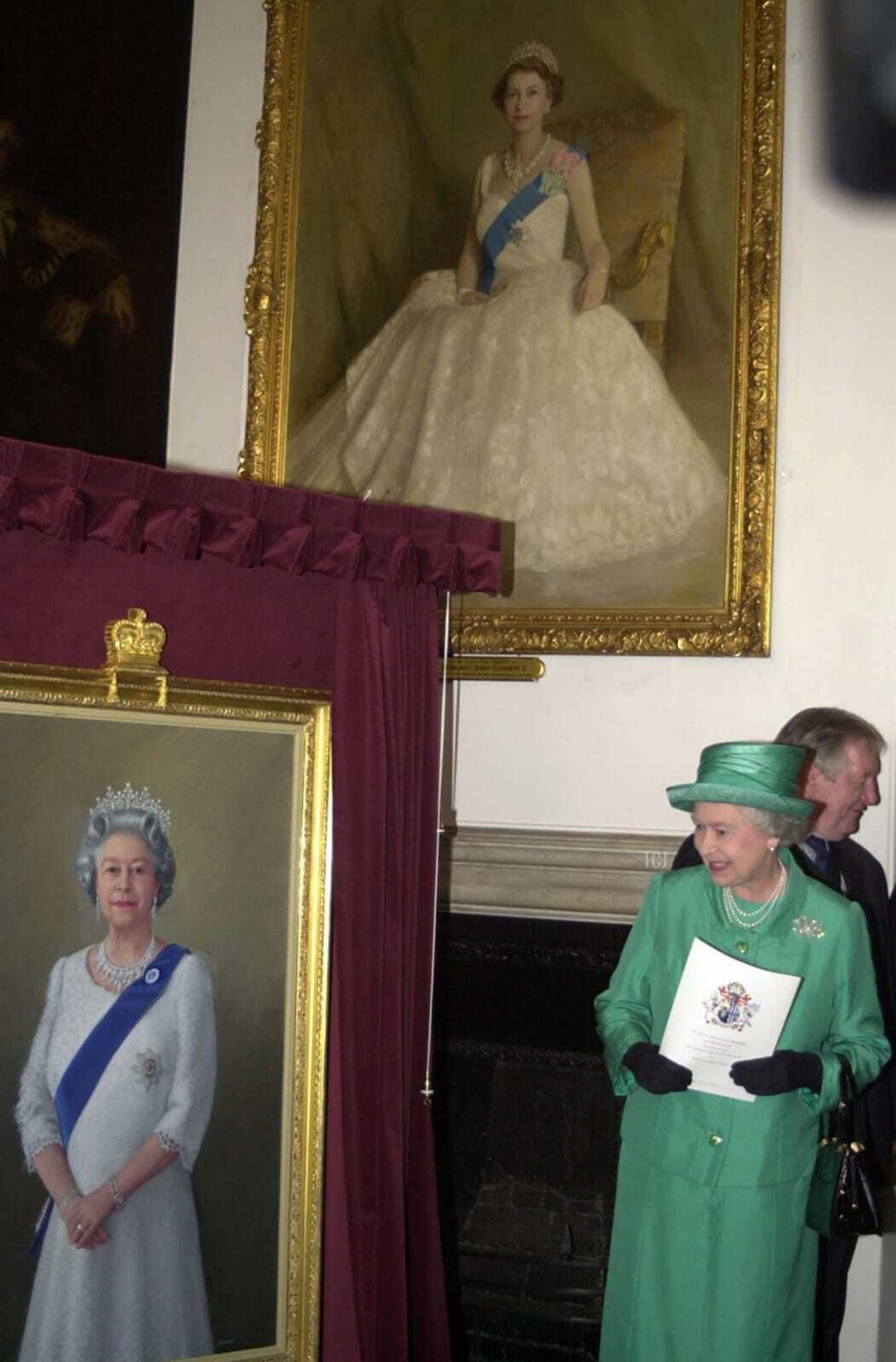 La Reina Isabel II admira una pintura hecha por Theodore Ramos.