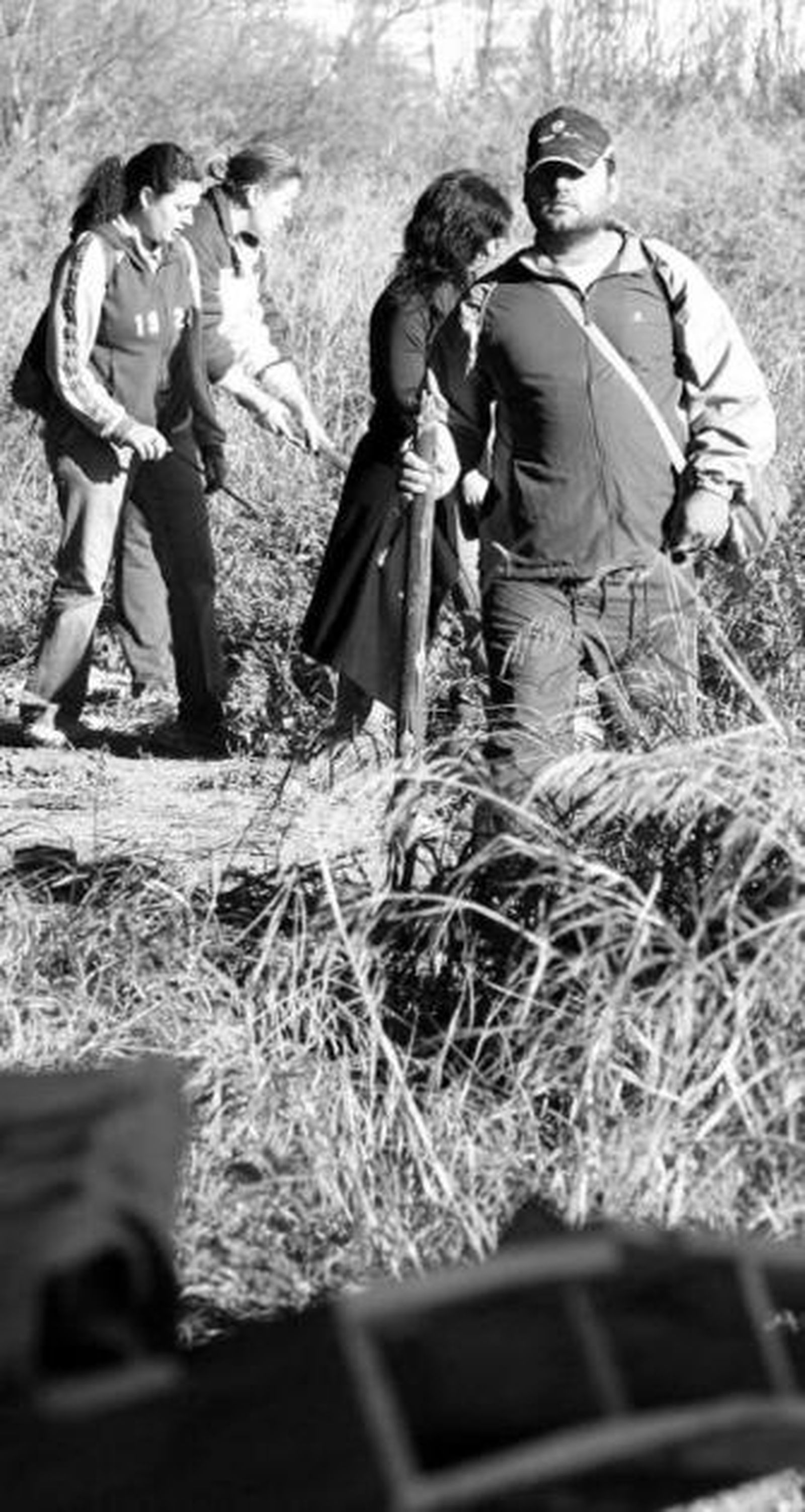 Un grupo de voluntarios rastreando el perímetro de la ciudad.