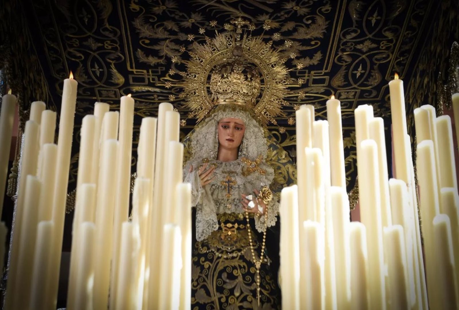 La Virgen de las Lágrimas en su paso de palio un Jueves Santo