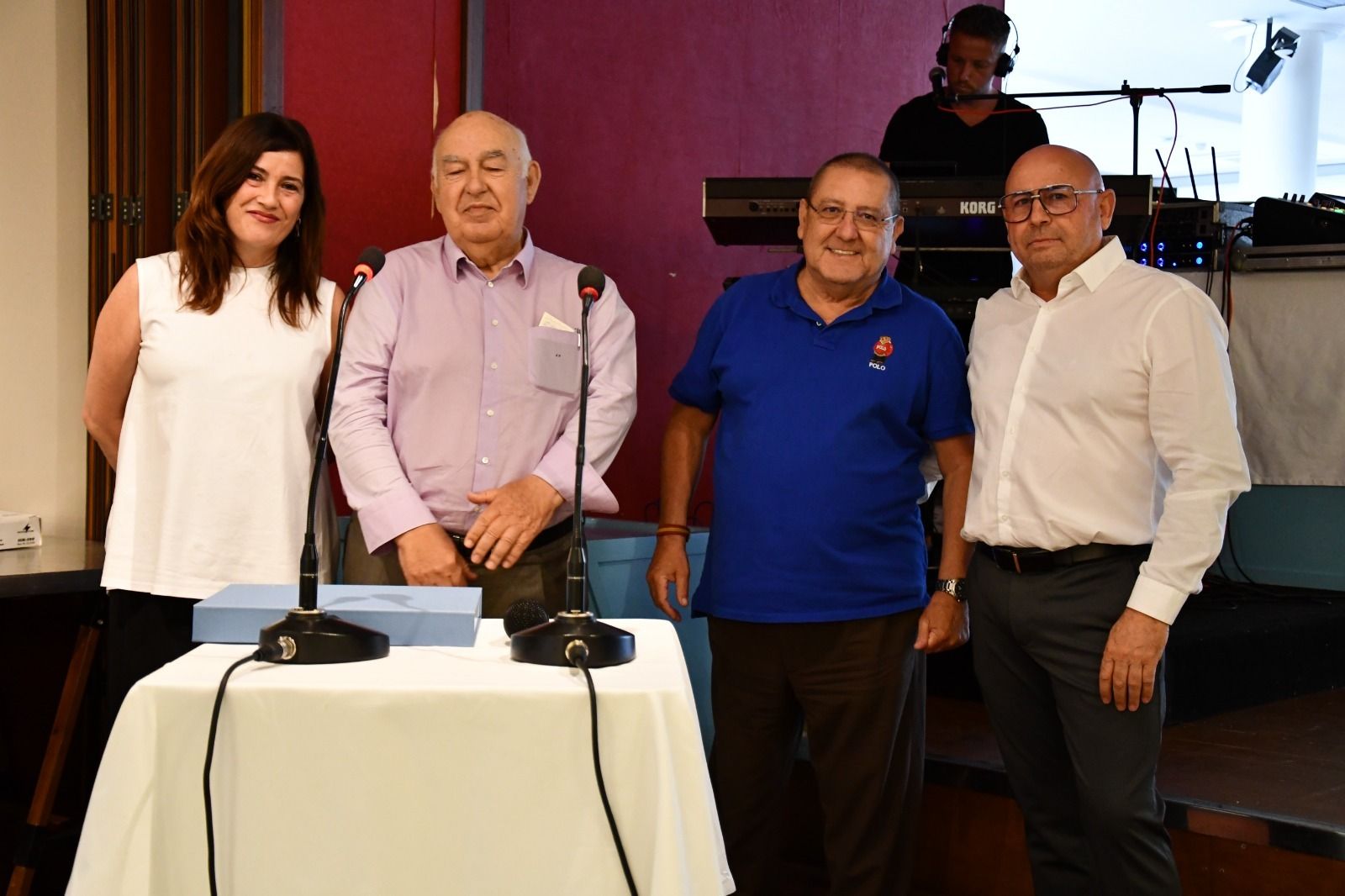 Adoración Cañadas, a la izquierda, junto a José Antonio Picón, Bernardo Castillo y Juan Romera, miembros de Acrena.