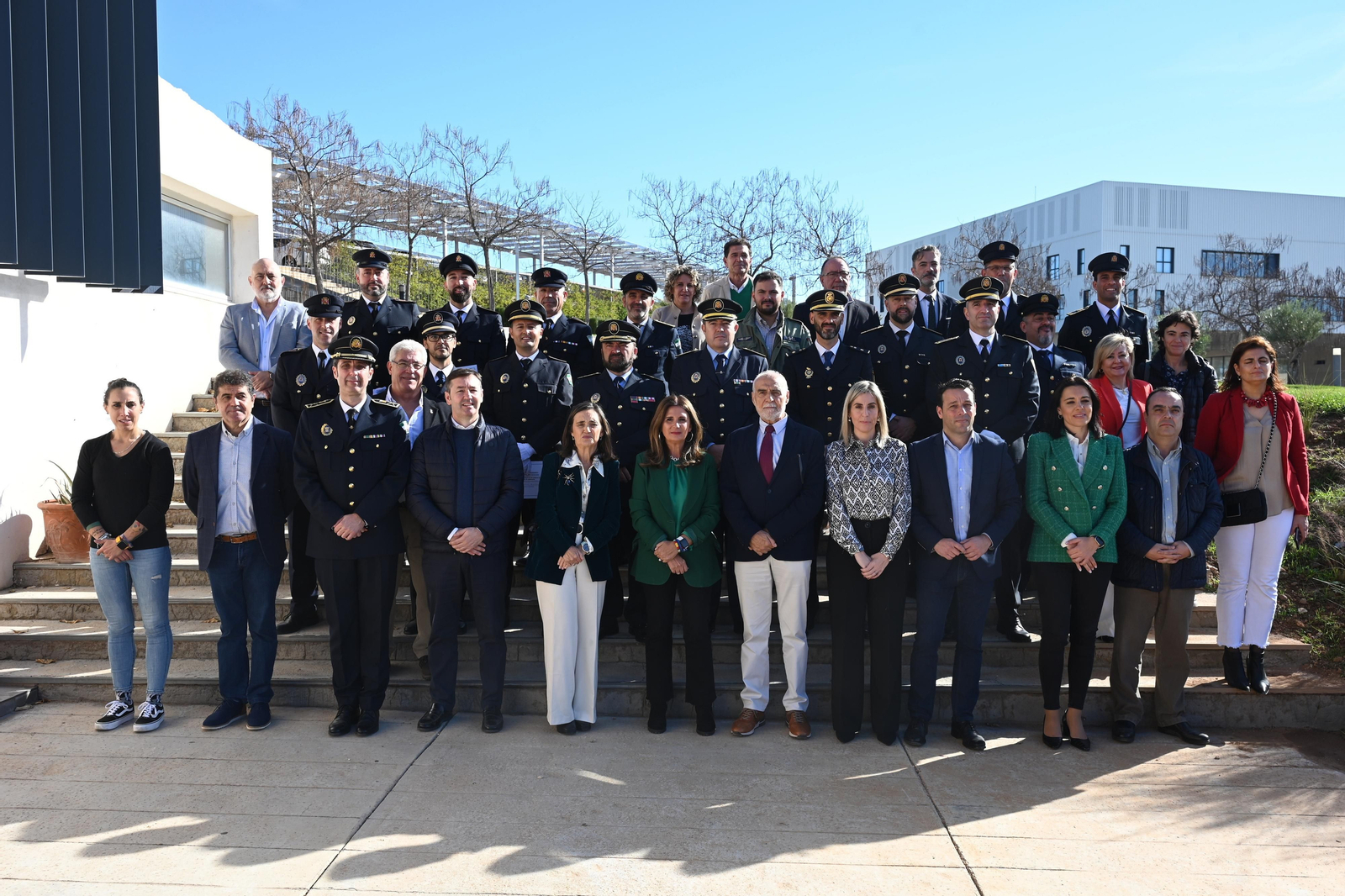 Foto de familia de autoridades, mandos y participantes en los cursos formativos.