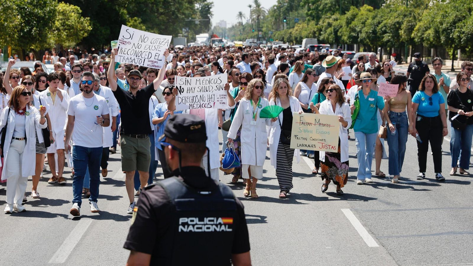 Los médicos cortan la Avenida de la Palmera durante su protesta contra el Estatuto Marco Los médicos cortan la Avenida de la Palmera durante su protesta contra el Estatuto Marco