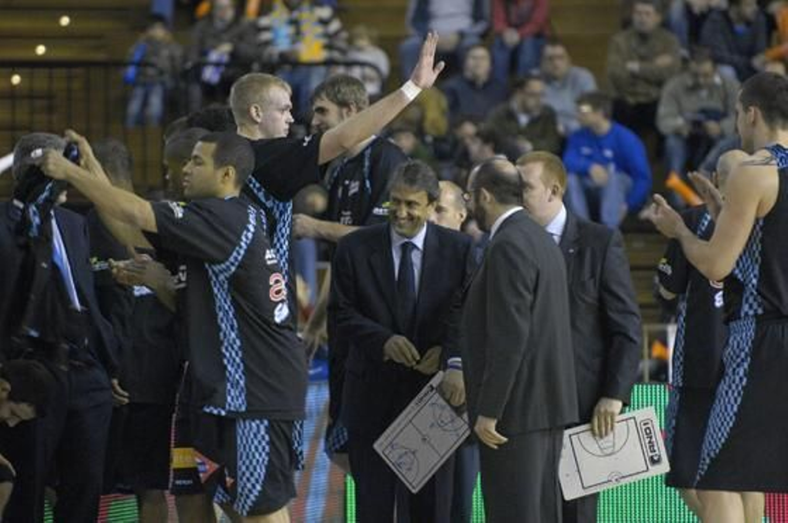 El Estudiante saluda a la grada tras terminar el partido.

Foto: Manuel Gómez