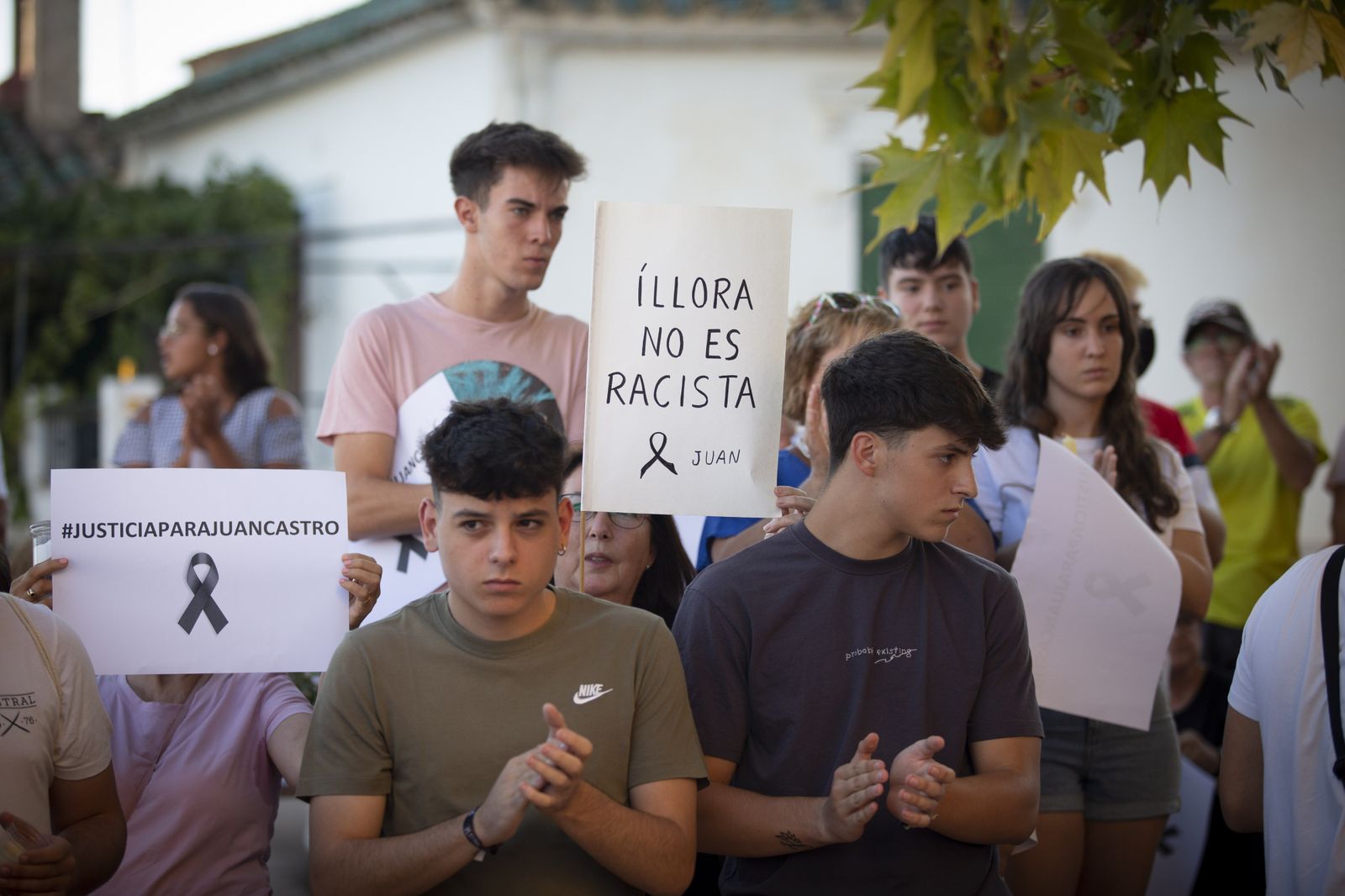 Las imágenes de la concentración de Íllora por el joven fallecido el pasado lunes