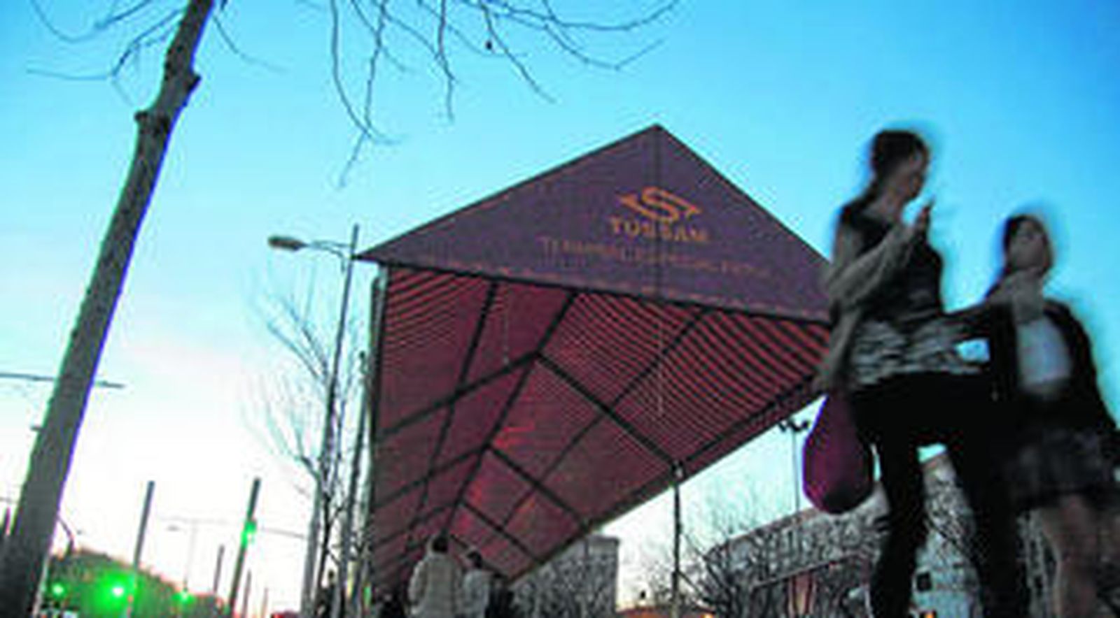 La parada de Tussam en el Prado para concetar con el real de la Feria.