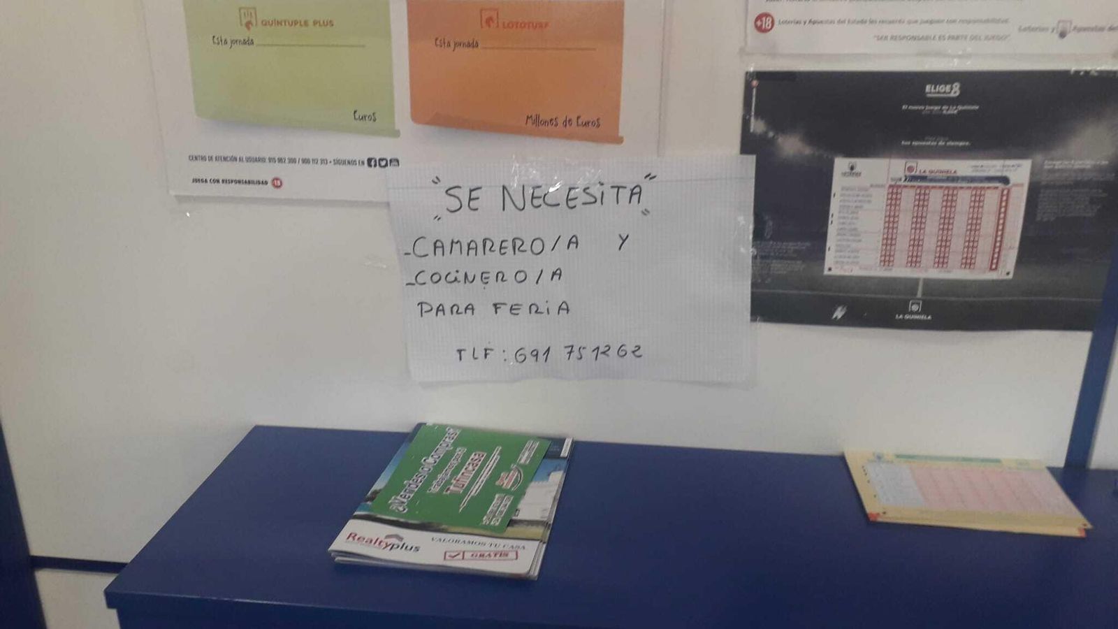 Cartel de un casetero con problemas para encontrar camareros de Feria colgado en un estanco de la zona centro