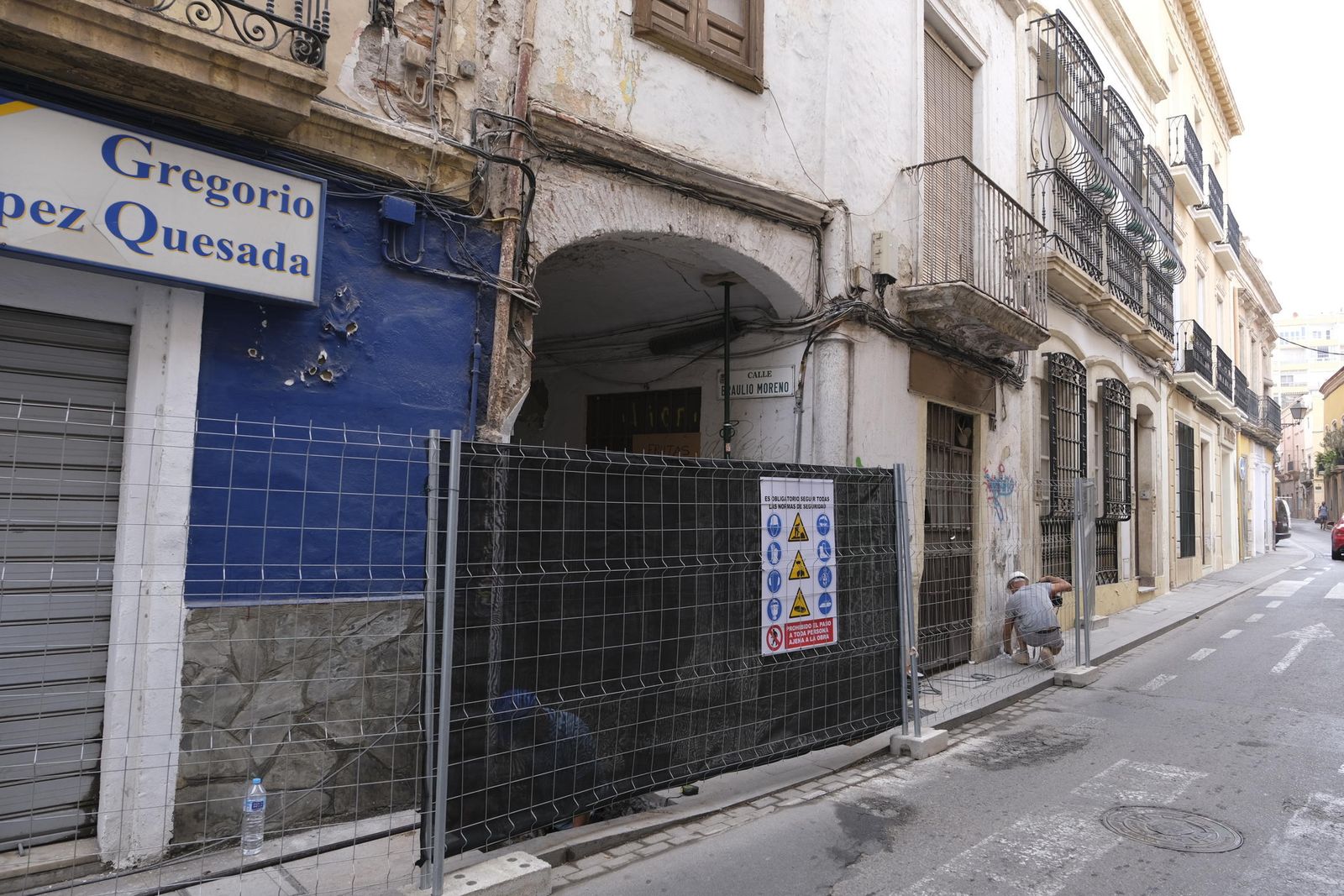 Entrada al pasadizo de la calle Braulio Moreno por calle Real, vallada.