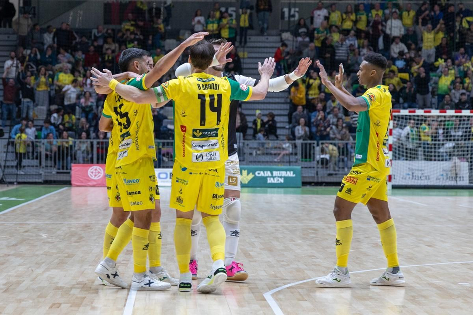 El quintero del Jaén FS celebra uno de los tantos ante el Barça.