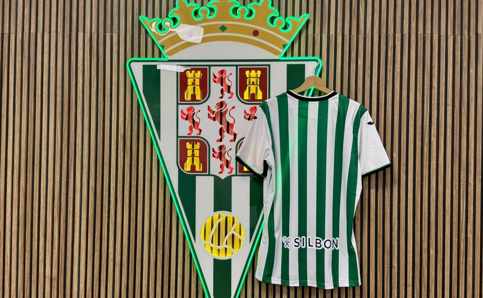 El logo de Silbon ya luce en la parte trasera de la camiseta del Córdoba CF.