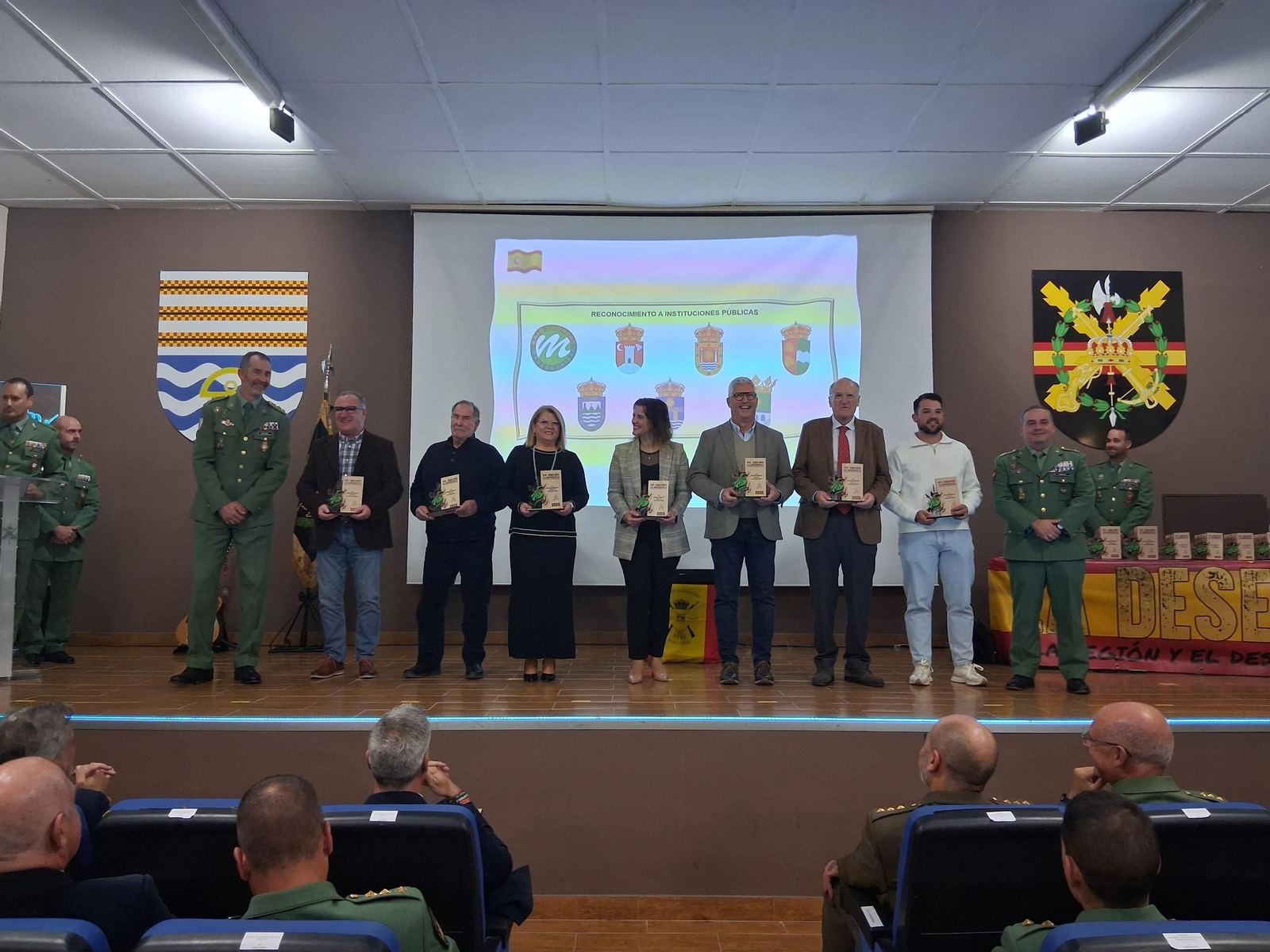 Varios de los premios reciben su distinción durante la gala de clausura de La Desértica.