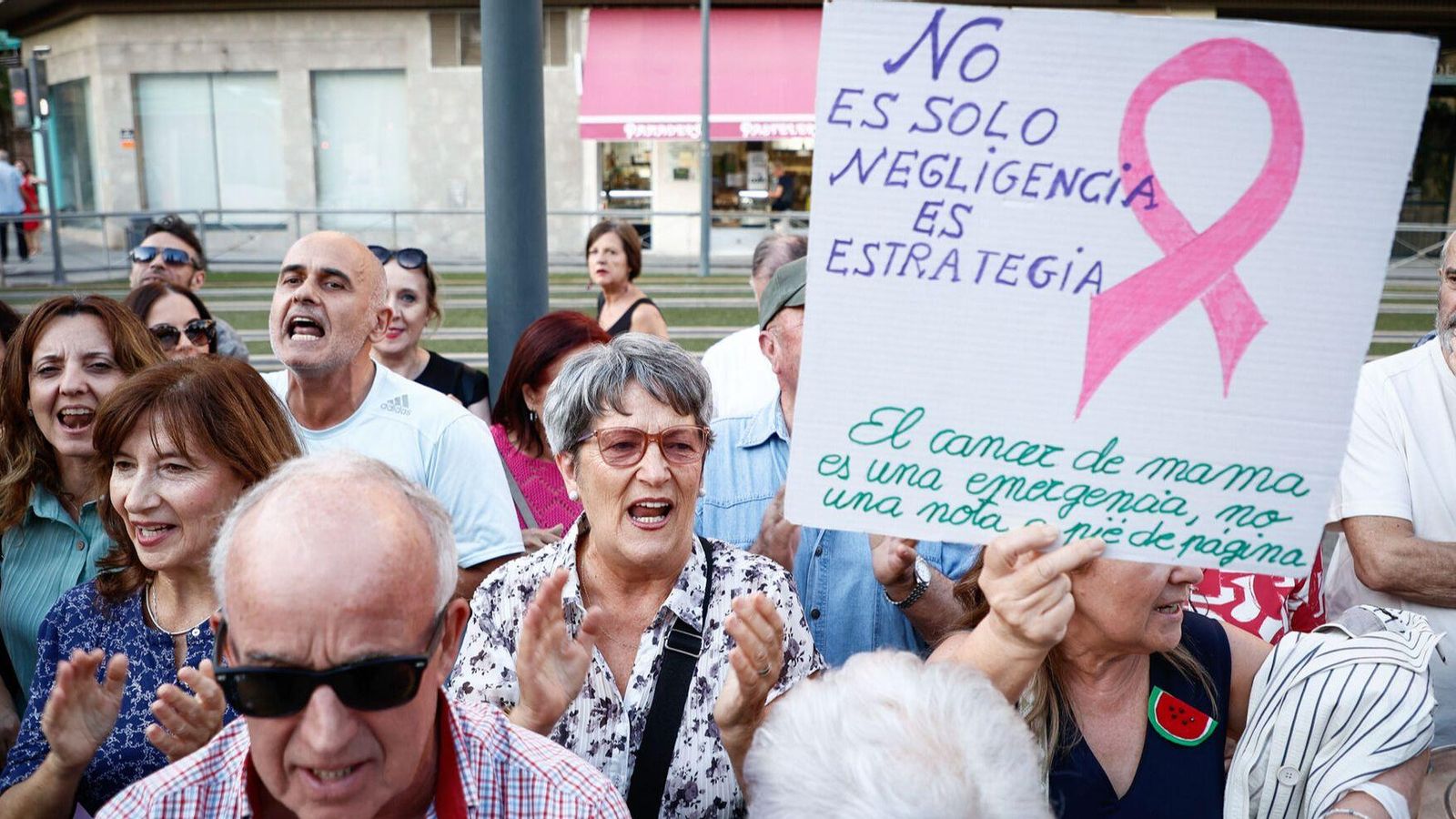 Concentración frente a la Delegación Territorial de Salud de Granada contra los fallos en los cribados de cáncer de mama