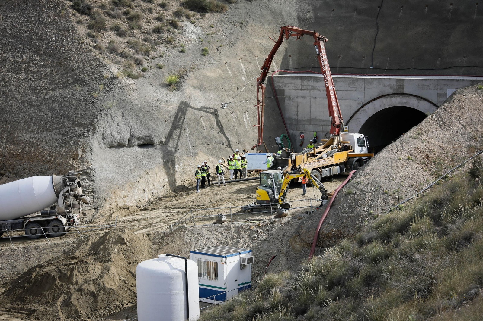 Trabajadores en las obras del AVE a su paso por Almería.