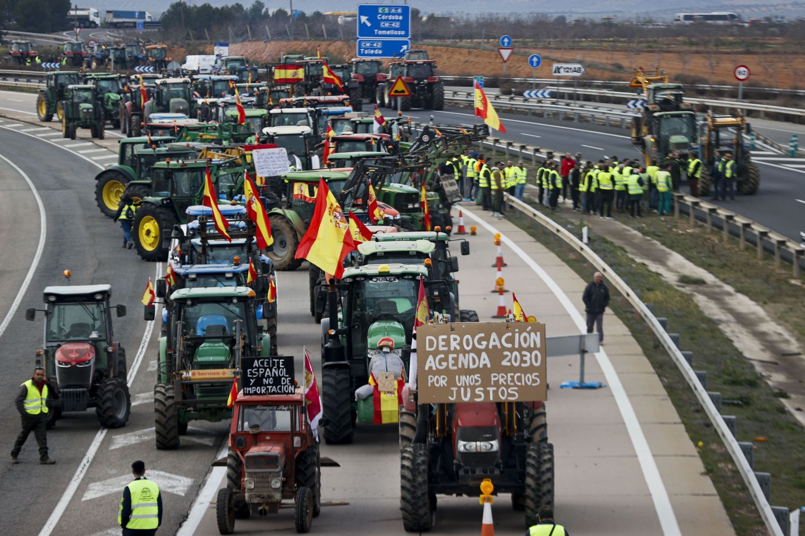 Las imágenes de la tractorada por las carreteras españolas: el campo para las principales vías