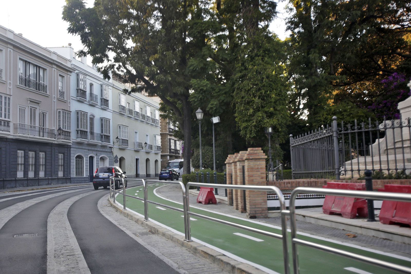 El carril bici, a  su paso por la Alameda, en el casco histórico