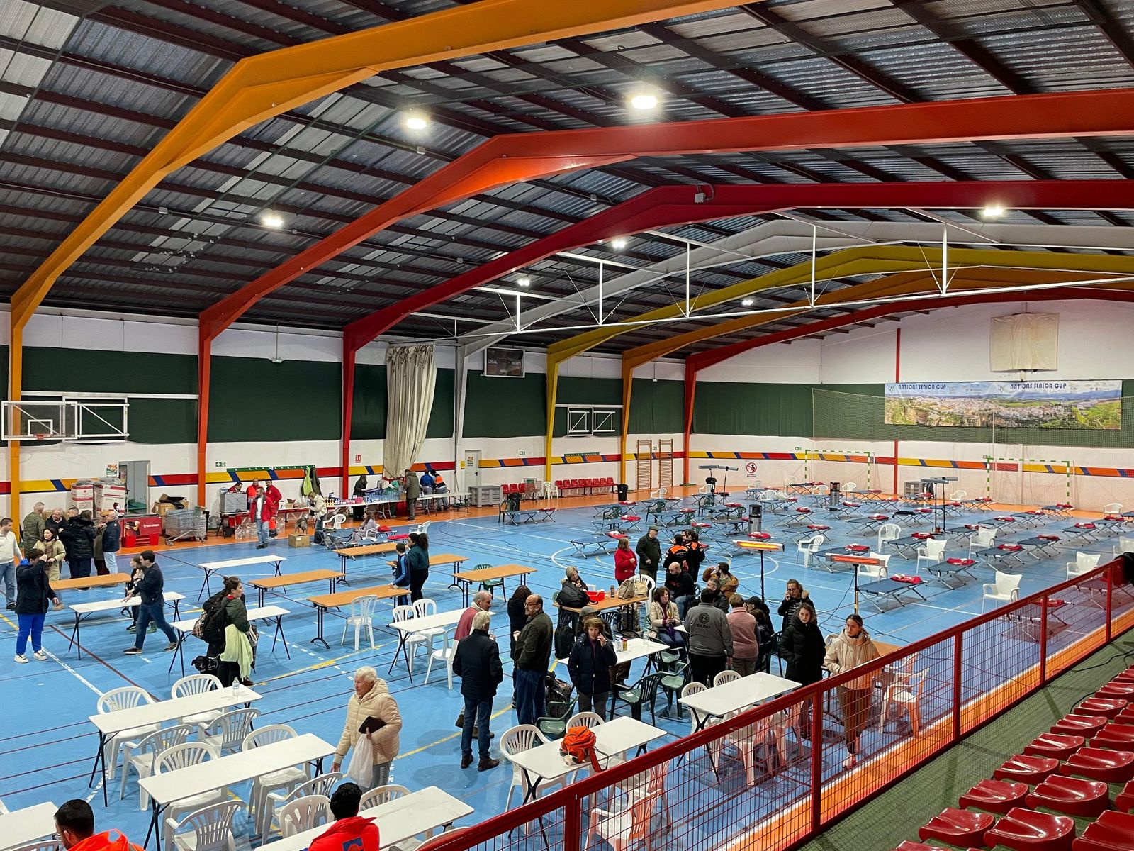 Vecinos de Grazalema llegan al del Complejo Deportivo "El Fuerte" de Ronda