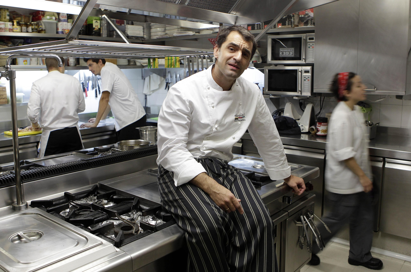 Julio Fernández en la cocina de Abantal.