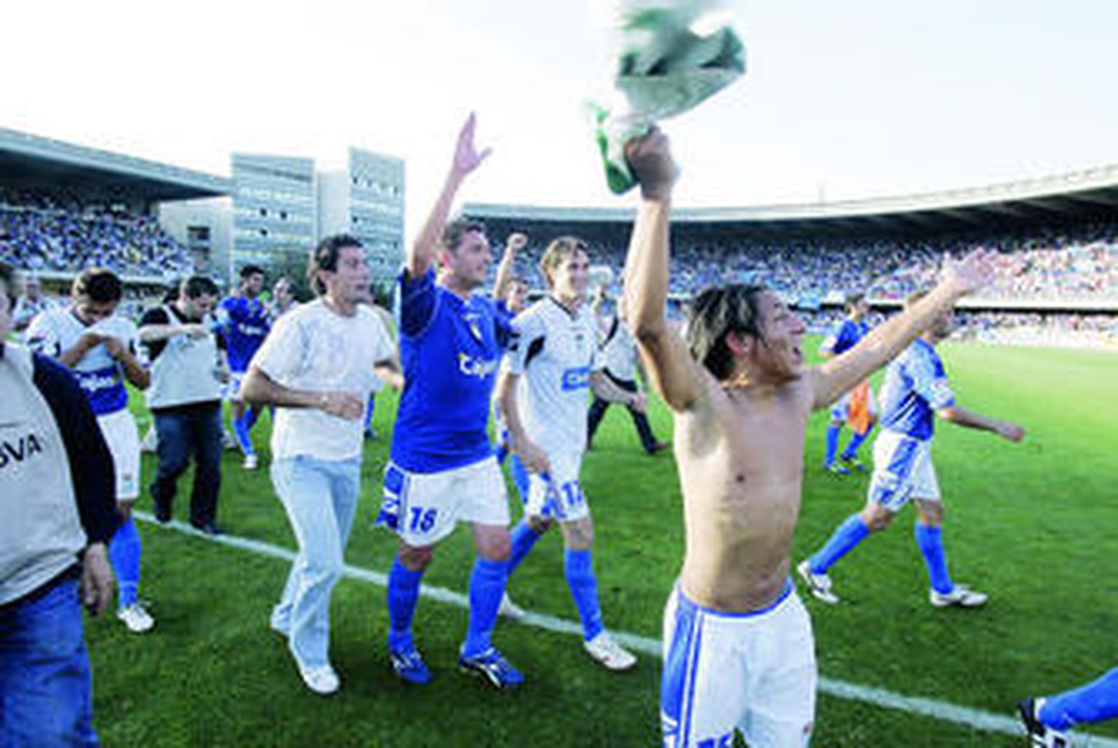 Sarmiento, en primer plano, festeja el triunfo.